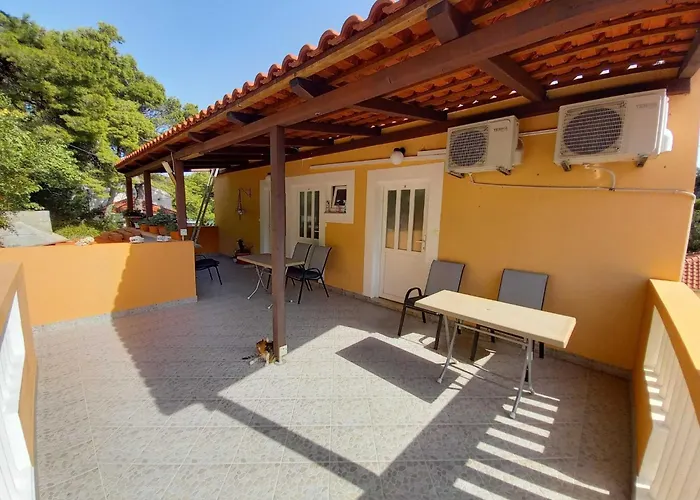 Vinko Mljet- One-bedroom With Terrace A5 アパート *