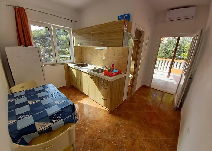 Vinko Mljet- One-bedroom With Terrace A5 アパート