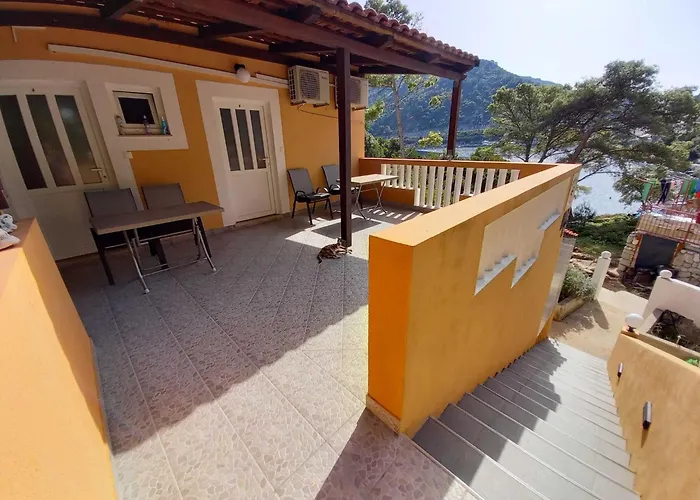 Vinko Mljet- One-bedroom With Terrace A5 アパート *