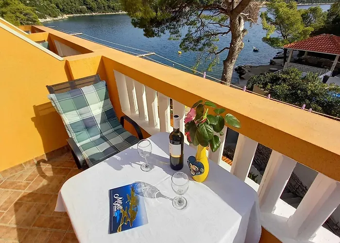 Vinko Mljet- One-bedroom With Terrace A5 アパート