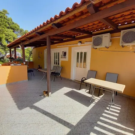 Vinko Mljet- One-bedroom With Terrace A5 アパート *